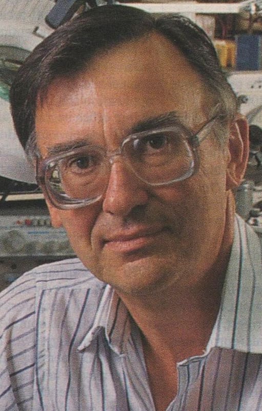 Marcian Hoff en Intel. Detrás se ve un osciloscopio (el aparato con pantalla circular); había fabricado uno casero cuando era adolescente