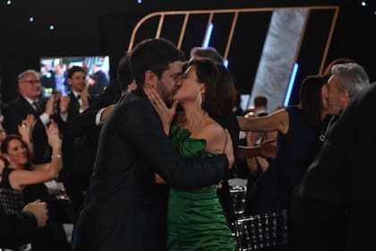 Marco Antonio Caponi y Mónica Antonópulos, a puro beso