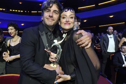 Marco Antonio Caponi y Mónica Antonópulos, una de las parejas de la noche en los Hugo