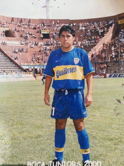 Marco Bahamonde en cancha de Vélez a la espera de jugar un amistoso con Boca