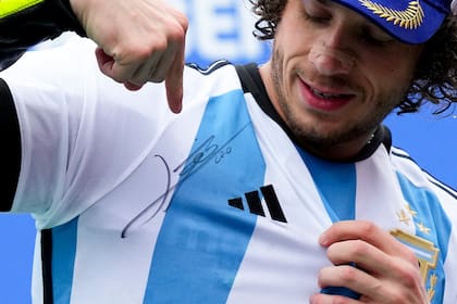Marco Bezzecchi, vencedor del Gran Premio de Argentina de MotoGP, y un trofeo especial, la camiseta argentina firmada por Lionel Messi