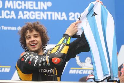 Marco Bezzechi, en el podio del GP de Argentina 2023