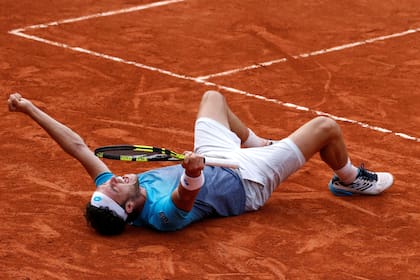 Marco Cecchinato celebra su victoria sobre Novak Djokovic