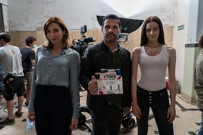 Marco de la O, junto a sus compañeras de elenco, Melisa Garat y María Abadi