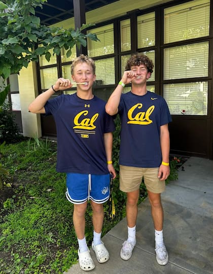 Marco junto a un amigo en el campus de la universidad