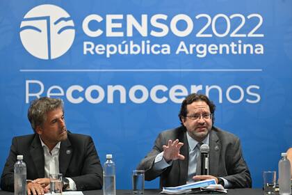 Marco Lavagna y el director técnico del Indec, Pedro Lines, en la presentación de los resultados provisionales del Censo 2022, en enero