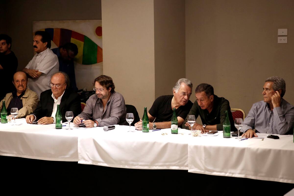 Marco Lavagna y Omar Maturano flanquearon a Barrionuevo