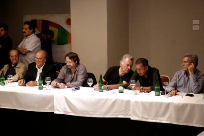 Marco Lavagna y Omar Maturano flanquearon a Barrionuevo