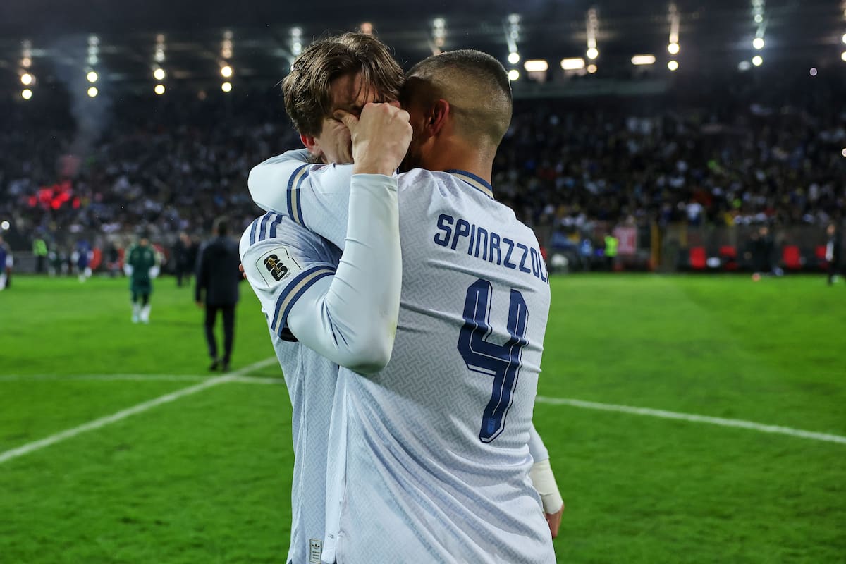 Marco Palestra y Leonardo Spinazzola de Italia se abrazan tras perder la tanda de penales ante Bosnia y Herzegovina en la final del repechaje al Mundial