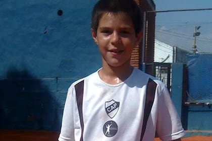 Marco Pellegrino, cuando era un niño sobresaliente del tenis, ya con el escudo de Platense.