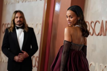 Marco Perego-Saldaña, izquierda, y Zoé Saldaña llegan a los Oscar el domingo 2 de marzo de 2025 en el Teatro Dolby de Los Ángeles. (Foto Jordan Strauss/Invision/AP)