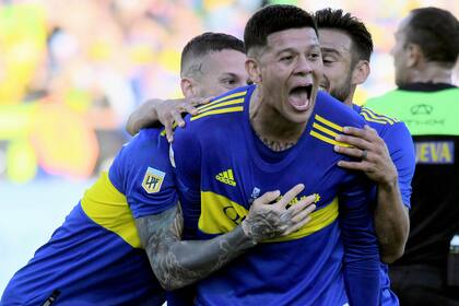 Marco Rojo festeja su gol, del que el arquero de Tigre, Gonzalo Marinelli, es corresponsable