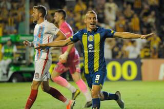 Marco Ruben se lució con un hat-trick ante Arsenal y deliró todo Arroyito