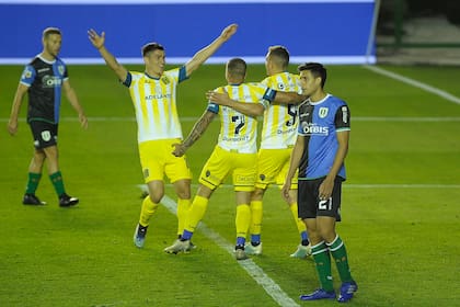 Marco Ruben festeja su segundo gol, aquél con que Rosario Central doblegó en el final a Banfield como visitante en el Torneo 2021 de la Liga Profesional de Fútbol.