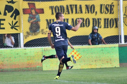 Marco Ruben hizo los tres de su equipo