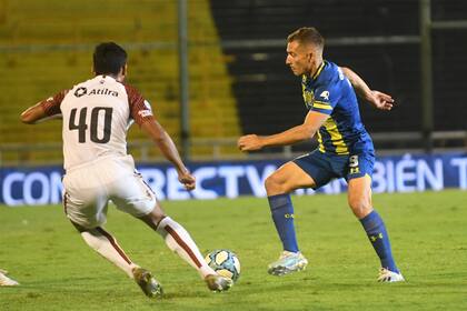 Marco Ruben lleva la pelota en el último partido oficial que se disputó en el fútbol argentino: fue el 16 de marzo, cuando Colón le ganó 3-1 a Rosario Central por la primera fecha de la Copa de la Superliga