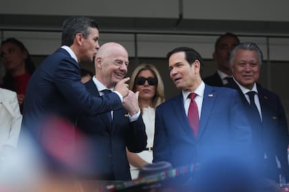 Marco Rubio, el secretario de Estado, conversa con Gianni Infantino, el presidente de la FIFA y Santiago Peña, de Paraguay
