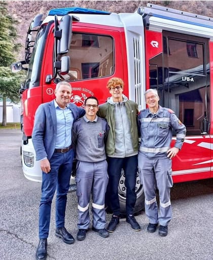 Marco Sinner en su trabajo como bombero, junto con Jannik, el tenista campeón de Wimbledon