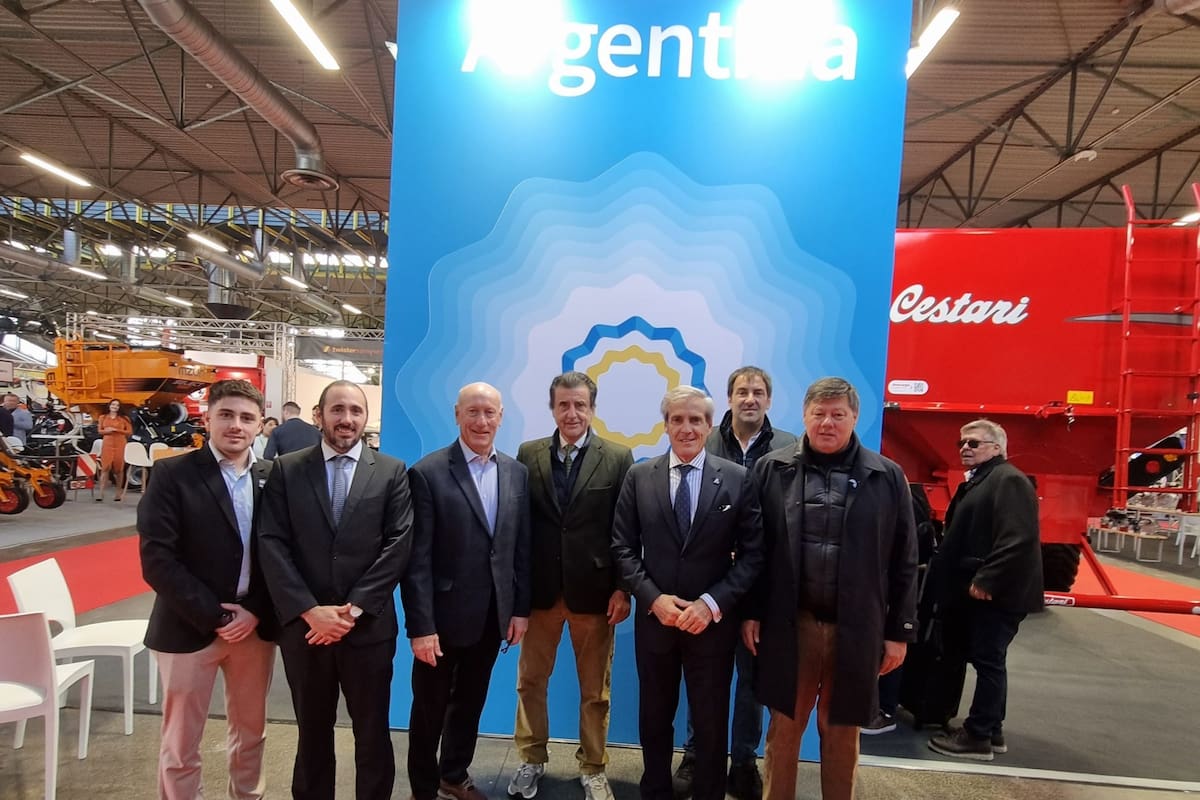 Marco Stiuso (Cafma), Patricio Pupi (responsable sección económica de la Embajada de la Argentina), Charlie O Brien (secretario General de Agrievolution), Eugenio Schlossberg (presidente del Directorio de Exponenciar), Marcelo Giusto (embajador de la Argentina en Italia), Patricio Frydman (gerente Comercial de Exponenciar)y Martin Schvartzman (CEO de Exponenciar)