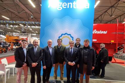 Marco Stiuso (Cafma), Patricio Pupi (responsable sección económica de la Embajada de la Argentina), Charlie O Brien (secretario General de Agrievolution), Eugenio Schlossberg (presidente del Directorio de Exponenciar), Marcelo Giusto (embajador de la Argentina en Italia), Patricio Frydman (gerente Comercial de Exponenciar)y Martin Schvartzman (CEO de Exponenciar)