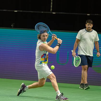 Marco Trungelliti entrenándose en Busan, ante la mirada del subcapitán de la Copa Davis, Eduardo Schwank