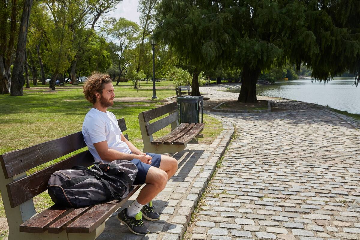 Marco Trungelliti, reflexivo y preocupado, en los lagos de Palermo