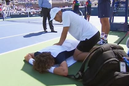 Marco Trungelliti recibió la asistencia del fisioterapeuta en la espalda; pocos games después, el argentino se retiraría del match