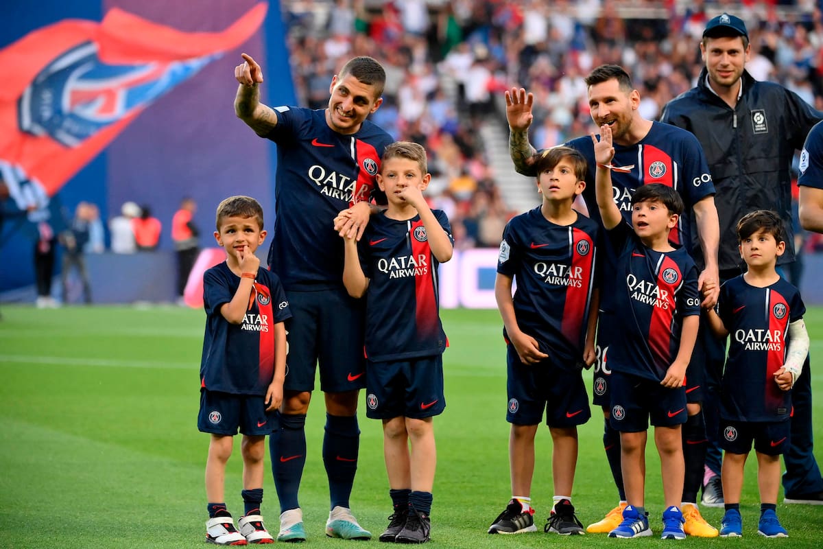 Marco Verratti bromeó con Mateo Messi antes del partido del PSG (Photo by FRANCK FIFE / AFP)