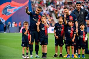 Marco Verratti bromeó con Mateo Messi antes del partido del PSG (Photo by FRANCK FIFE / AFP)