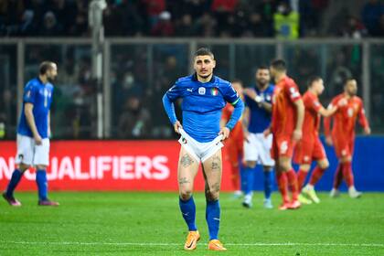 Marco Verratti no puede con su frustración: 15 días después de quedar marginado de la Champions League, sufre la eliminación en el camino al Mundial; Italia no pudo como local con Macedonia.