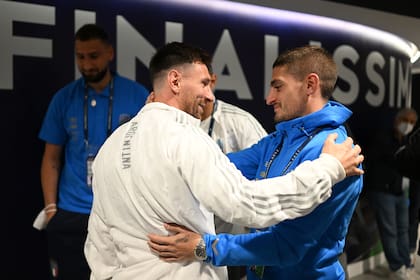 Marco Verratti y Lionel Messi se abrazan antes del partido