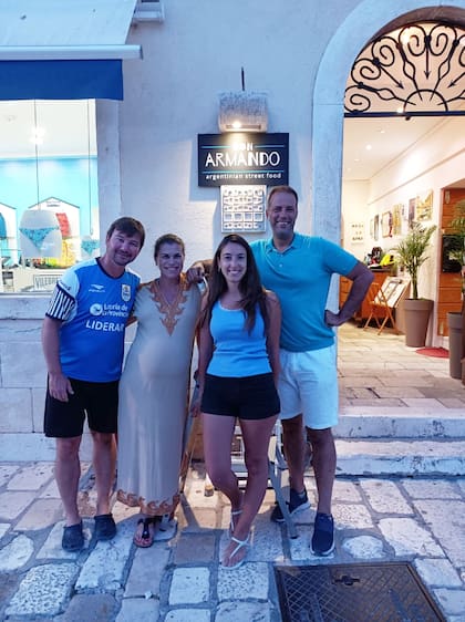 Marco y Celia en el primer "Don Armando", un pedazo de Argentina en Hvar.