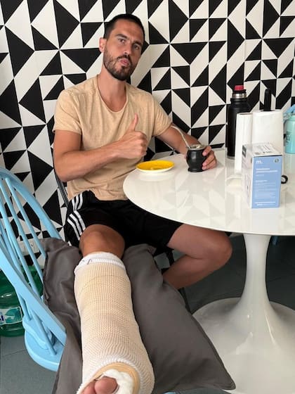 Marconi con el yeso en su pierna: le esperan varios meses de recuperación