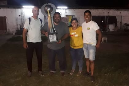 El presidente del club, en el centro, con un trofeo