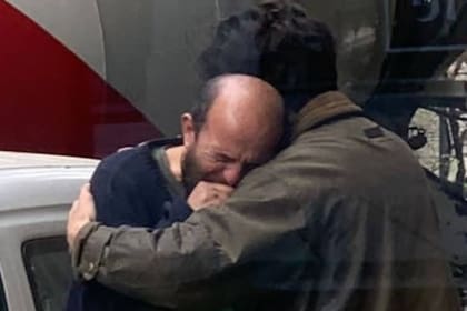 Marcos abraza a José en Callao y Alvear, Recoleta, donde se cruzaron el jueves pasado, y el gesto se convirtió en viral