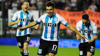 Marcos Acuña celebra su gol, el primero de Racing