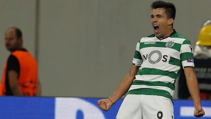 Marcos Acuña celebra su primer gol en la Champions League, para Sporting de Lisboa