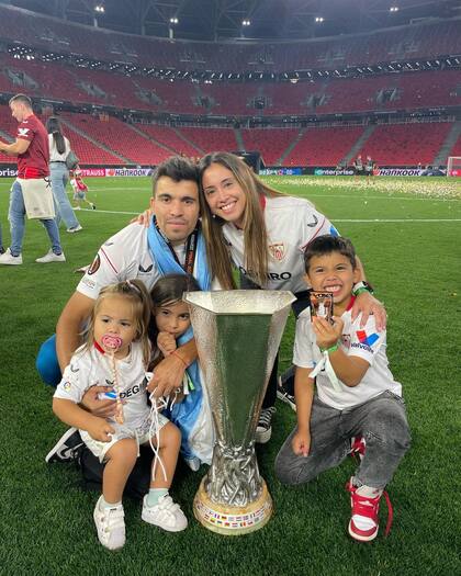 Marcos Acuña con su esposa, María Julia Silva y sus tres hijos: Martina, Mora y Benjamín