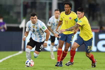 Marcos Acuña de Argentina compite por el balón con Juan Cuadrado.