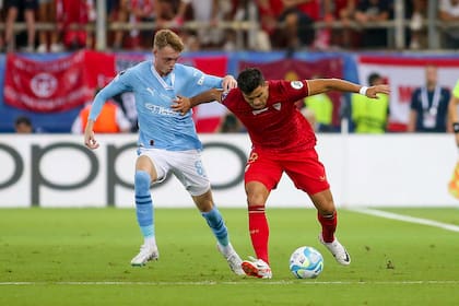 Marcos Acuña, de Sevilla, lleva la pelota ante la marca de Cole Palmer, el autor del gol de Manchester City, en el partido por la Supercopa de Europa