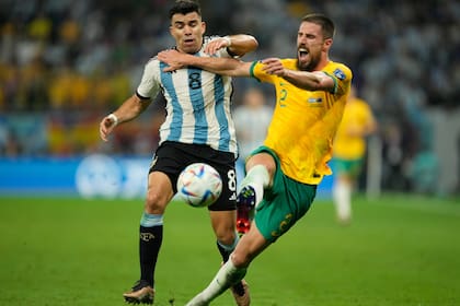 Marcos Acuña disputa la pelota con Milos Degenek, en el último partido entre la selección argentina y Australia