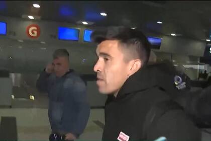 Marcos Acuña, en su llegada al aeropuerto de Ezeiza para sumarse a River
