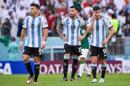 Marcos Acuña, Nicolás Otamendi y Julián Álvarez se lamentan tras la derrota argentina ante Arabia Saudita