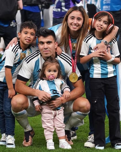 Marcos Acuña y María Julia Silva con sus tres hijos Mora, Benjamín y Martina