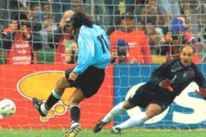 Marcos, arquero de Brasil, vuela para un lado y el remate de Federico Magallanes va hacia el otro; es el gol de Uruguay y el delirio de toda su gente; fue la última vez que la Celeste ganó el clásico, en 2001