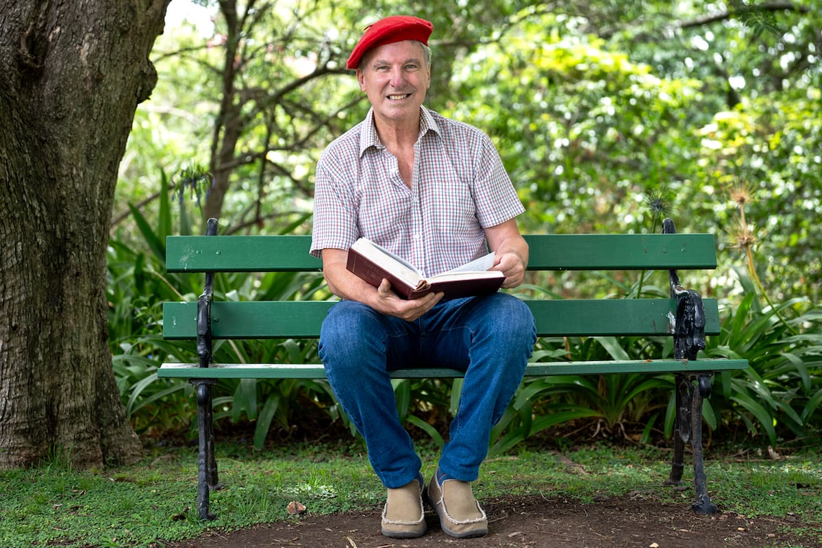 Marcos Belgrano, descendiente de Manuel Belgrano, muestra las guías sociales y el escudo en la Quinta Los Ombúes en San Isidro. 28 de enero de 2025.