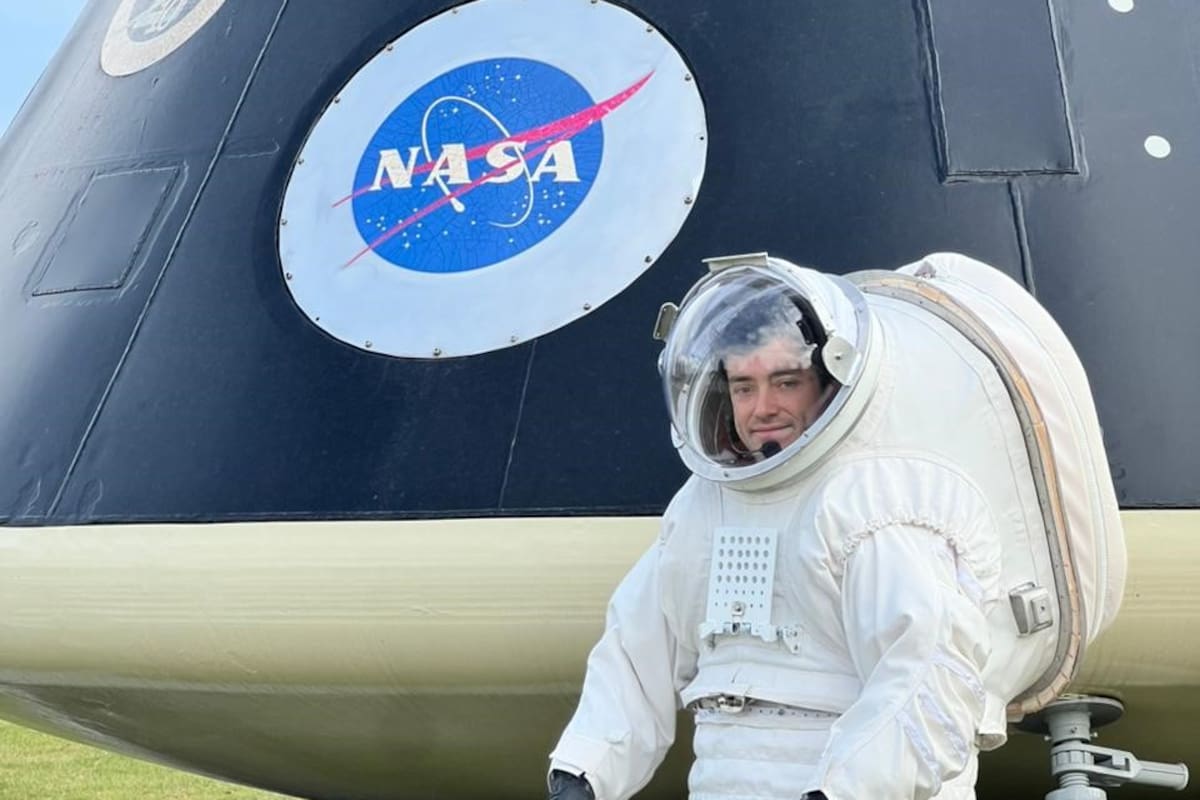 Marcos Bruno viste uno de los trajes de astronautas que se prueban para misiones en Marte