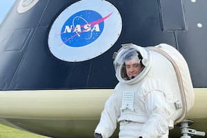 Marcos Bruno viste uno de los trajes de astronautas que se prueban para misiones en Marte
