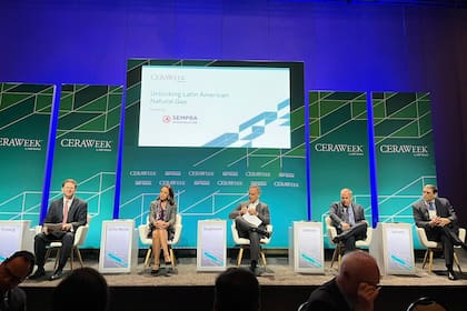 Marcos Bulgheroni, CEO de PAE (centro), y Pablo Iuliano, CEO de YPF (a la derecha), en el panel Unlocking Latin American Natural Gas en la CERAWeek en Houston