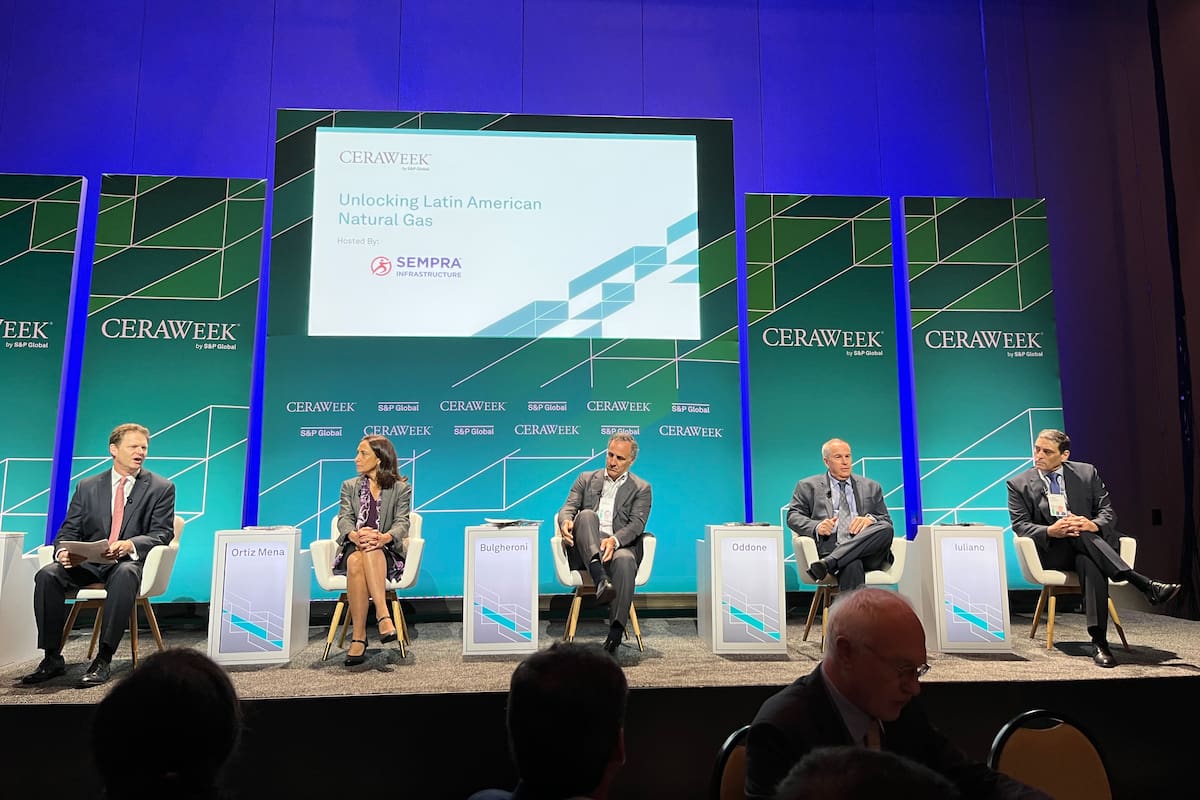 Marcos Bulgheroni, CEO de PAE (medio), y Pablo Iuliano, CEO de YPF (a la derecha), en el panel Unlocking Latin American Natural Gas en la CERAWeek en Houston